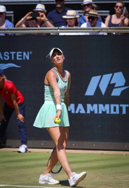 Berlin, Almanya - 21 Haziran 2025: Çek Marketa VONDROUSOVA, HYLO 'nun Berlin' deki Rot Weiss Tenis Kulübü 'nde Aryna SABALENKA' ya karşı oynadığı WTA 500 Berlin Tenis Turnuvası sırasında hizmet vermektedir.