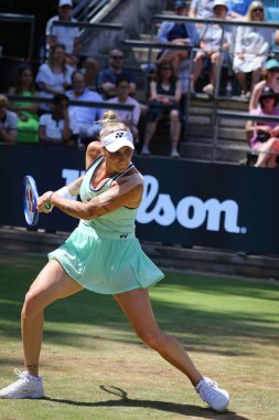 Berlin, Almanya - 21 Haziran 2025: Çek Marketa VONDROUSOVA, Berlin 'deki Rot Weiss Tenis Kulübü' nde Aryna SABALENKA 'ya karşı oynadığı HYLO maçında WTA 500 Berlin Tenis Turnuvası sırasında faaliyette