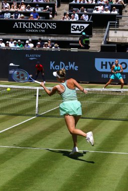 Berlin, Almanya - 21 Haziran 2025: Çek Marketa VONDROUSOVA, Berlin 'deki Rot Weiss Tenis Kulübü' nde Aryna SABALENKA 'ya karşı oynadığı HYLO maçında WTA 500 Berlin Tenis Turnuvası sırasında faaliyette