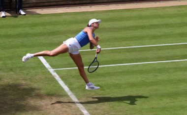 Berlin, Almanya - 16 Haziran 2025: ABD 'li Caroline DOLEHIDEZ, Berlin' deki Rot Weiss Tenis Kulübü 'nde Tunuslu Ons JABEUR' a karşı oynadığı WTA 500 Berlin Tenis Turnuvası sırasında