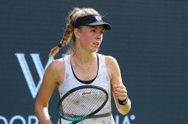 Berlin, Almanya - 16 Haziran 2025: Polonya 'nın Magdalena FRECH Portresi HYLO' nun Berlin 'deki Rot Weiss Tenis Kulübü' nde Mirra ANDREEVA 'ya karşı oynadığı WTA 500 Berlin Tenis Turnuvası sırasında görüldü