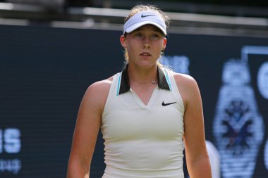 Berlin, Almanya - 16 Haziran 2025: Mirra ANDREEVA 'nın portresi, Berlin' deki Rot Weiss Tenis Kulübü 'nde HYLO' nun Polonya Magdalena FRECH 'e karşı oynadığı WTA 500 Berlin Açık Tenis Turnuvası sırasında görüldü