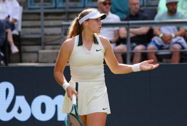 Berlin, Almanya - 16 Haziran 2025: Mirra ANDREEVA, Berlin 'deki Rot Weiss Tenis Kulübü' nde Polonya 'dan Magdalena FRECH' e karşı oynadığı HYLO maçında WTA 500 Berlin Tenis Turnuvası sırasında faaliyette.