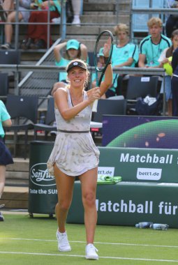 Berlin, Almanya - 16 Haziran 2025: Polonyalı Magdalena FRECH, Berlin 'deki Rot Weiss Tenis Kulübü' nde Mirra ANDREEVA 'ya karşı oynanan HYLO Açık WTA 500 Berlin Tenis Turnuvası' nı kazandıktan sonra kutladı.