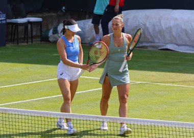 Berlin, Almanya - 17 Haziran 2025: Eva LYS (GER) ve Marta KOSTYUK (UKR), HYLO tarafından oynanan WTA 500 Berlin Tenis Turnuvası sırasında Sara ERRANI (ITA) ve Jasmine PAOLINI (ITA) 'ya karşı Rot Weiss Tenis Kulübü' nde oynadılar.