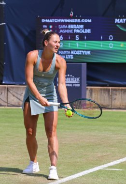 Berlin, Almanya - 17 Haziran 2025: Ukraynalı Marta KOSTYUK, HYLO 'nun Sara ERRANI (ITA) ve Jasmine PAOLINI (ITA) ile oynadığı WTA 500 Berlin Tenis Turnuvası sırasında Rot Weiss Tenis Kulübü' nde hizmet vermektedir.