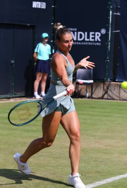 Berlin, Almanya - 17 Haziran 2025: Ukraynalı Marta KOSTYUK, HYLO 'nun Sara ERRANI (ITA) ve Jasmine PAOLINI (ITA) ile oynadığı WTA 500 Berlin Tenis Turnuvası sırasında Rot Weiss Tenis Kulübü' nde eylem halindeydi.