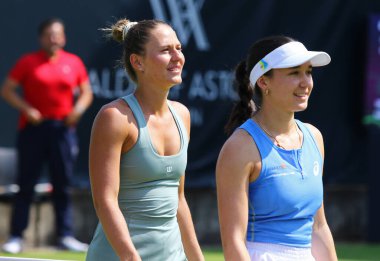 Berlin, Almanya - 17 Haziran 2025: Marta KOSTYUK (UKR) ve Eva LYS (GER), HYLO 'nun Sara ERRANI (ITA) ve Jasmine PAOLINI (ITA) ile Rot Weiss Tenis Kulübü' nde oynadıkları WTA 500 Berlin Tenis Açık maçında