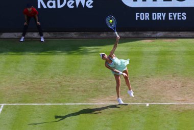 Berlin, Almanya - 17 Haziran 2025: Çek Marketa VONDROUSOVA, Berlin 'deki Rot Weiss Tenis Kulübü' nde HYLO 'nun oynadığı WTA 500 Berlin Tenis Açık maçında ABD' li Madison KEYS 'e karşı oynuyordu.