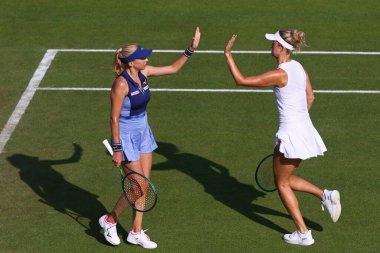 Berlin, Almanya - 17 Haziran 2025: Lyudmyla KICHENOK (UKR) ve Erin ROUTLIFFE (NZL), HYLO-Ching CHAN (TPE) ve Ellen PEREZ (AUS)