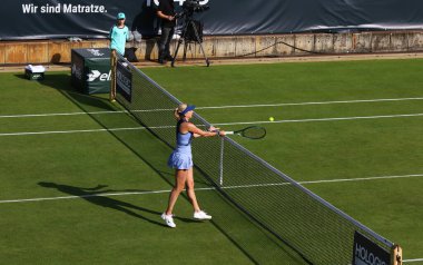 Berlin, Almanya - 17 Haziran 2025: Lyudmyla KICHENOK (UKR), WTA 500 Berlin Tenis Turnuvası 'nda HYLO çiftler maçında Hao-Ching CHAN (TPE) ve Ellen PEREZ' e karşı Rot Weiss Tenis Kulübü 'nde (AUS) oynuyordu.