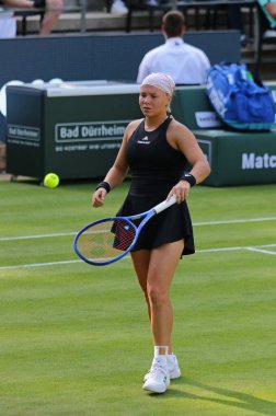 Berlin, Almanya - 17 Haziran 2025: Diana SHNAIDER WTA 500 Berlin Tenis Turnuvası 'nda Hırvat Donna VEKIC' e karşı Berlin, Almanya 'daki Rot Weiss Tenis Kulübü' nde oynanan HYLO maçında