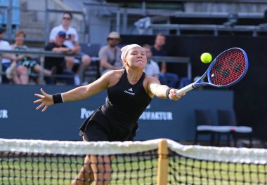 Berlin, Almanya - 17 Haziran 2025: Diana SHNAIDER WTA 500 Berlin Tenis Turnuvası 'nda Hırvat Donna VEKIC' e karşı Berlin, Almanya 'daki Rot Weiss Tenis Kulübü' nde oynanan HYLO maçında