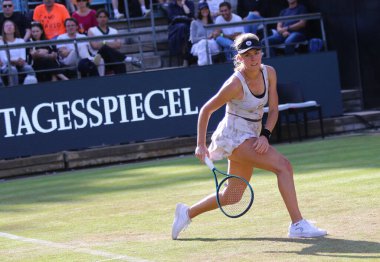 Berlin, Almanya - 16 Haziran 2025: Polonyalı Magdalena FRECH, Berlin 'deki Rot Weiss Tenis Kulübü' nde Mirra ANDREEVA 'ya karşı oynadığı HYLO maçında WTA 500 Berlin Tenis Turnuvası sırasında faaliyete geçti