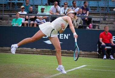 Berlin, Almanya - 16 Haziran 2025: Mirra ANDREEVA, Berlin 'deki Rot Weiss Tenis Kulübü' nde Polonya 'dan Magdalena FRECH' e karşı oynadığı HYLO maçında WTA 500 Berlin Tenis Açık 'ta görev yaptı.