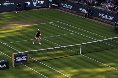 Berlin, Almanya - 16 Haziran 2025: Almanya 'dan Eva LYS, Berlin' deki Rot Weiss Tenis Kulübü 'nde İspanyol Paula BADOSA' ya karşı oynadığı WTA 500 Berlin Tenis Açık maçında