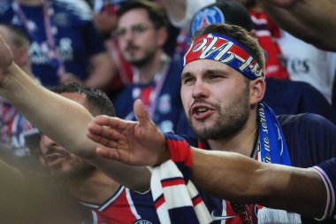 Münih, Almanya - 31 Mayıs 2025: Paris Saint-Germain taraftarı, Almanya 'nın Münih kentindeki Münih arenasında Inter' e karşı oynadığı 2025 UEFA Şampiyonlar Ligi final maçında desteğini gösterdi.