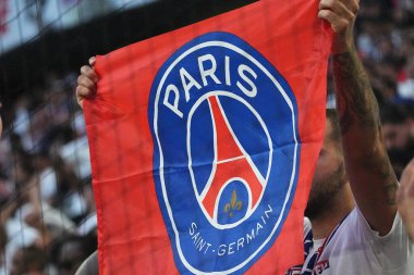 Münih, Almanya - 31 Mayıs 2025: Tanınmayan Paris Saint-Germain taraftarı, Almanya 'nın Münih kentindeki Münih arenasında Inter' e karşı oynadığı 2025 UEFA Şampiyonlar Ligi final maçında desteğini gösterdi.