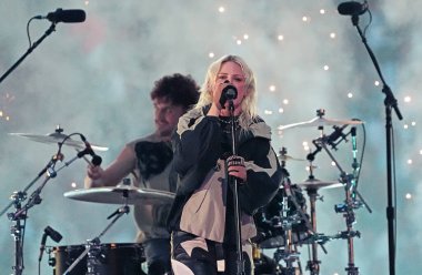 Münih, Almanya - 31 Mayıs 2025: Linkin Park grubunun solisti Emily Marcia Armstrong, Münih Arena 'da düzenlenen 2025 UEFA Şampiyonlar Ligi Final Açılış töreninde sahne aldı.