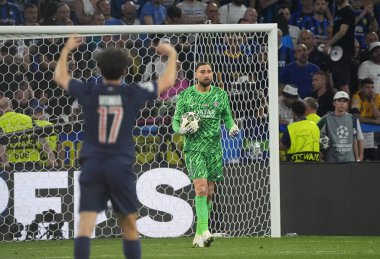 Münih, Almanya - 31 Mayıs 2025: Paris kalecisi Gianluigi Donnarumma UEFA Şampiyonlar Ligi final maçı sırasında Münih futbol arenasında FC Internazionale 'ye karşı hareket halindedir.