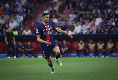 Münih, Almanya - 31 Mayıs 2025: Paris 'ten Achraf Hakimi (# 2) UEFA Şampiyonlar Ligi 2025 final maçı sırasında Münih Futbol Arena' da FC Internazionale 'ye karşı hareket halindedir.