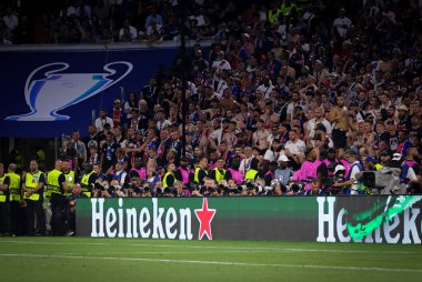Münih, Almanya - 31 Mayıs 2025: Heineken sponsor tabelası UEFA Şampiyonlar Ligi Finali sırasında Münih Futbol Arena 'da görüldü. Heineken küresel bir bira ve içecek markasıdır.