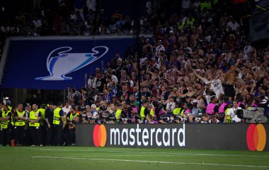 Münih, Almanya - 31 Mayıs 2025: UEFA Şampiyonlar Ligi Finali sırasında Münih Arena 'da Mastercard sponsor tabelası görüldü. Mastercard küresel kart ödemeleri ve işlemleri işler