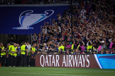 Münih, Almanya - 31 Mayıs 2025: Katar Havayolları tabela pankartı UEFA Şampiyonlar Ligi Finali sırasında Münih Futbol Arena 'da görüldü. Katar Havayolları uluslararası bir havayolu şirketi.