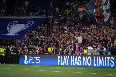 Münih, Almanya - 31 Mayıs 2025: PlayStation 5 (PS5) sponsorluğunda UEFA Şampiyonlar Ligi Finali sırasında Münih Futbol Arena 'da görüldü. PS5, Sony tarafından geliştirilen bir oyun konsoludur.