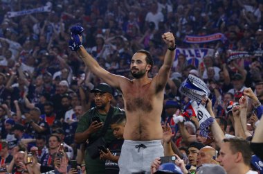 Münih, Almanya - 31 Mayıs 2025: Paris Saint-Germain taraftarı, Almanya 'nın Münih arenasında Inter' e karşı oynanan 2025 UEFA Şampiyonlar Ligi final maçında golü kutluyor.