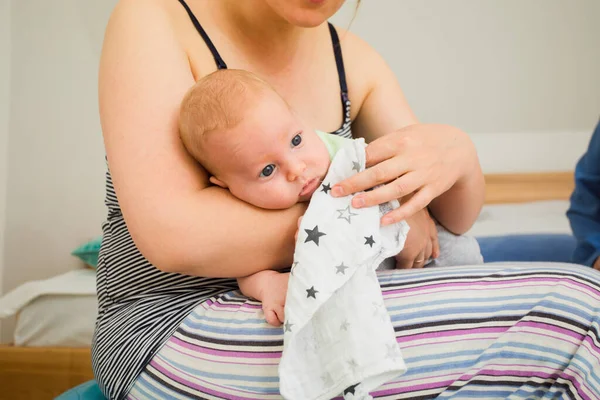 Mãe Rochas Bebê Recém Nascido Sentado Fitball Novo Estilo Vida — Fotografia de Stock