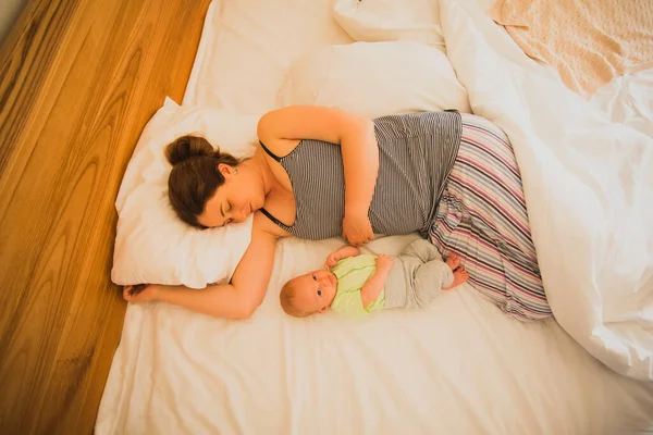 Mother Newborn Baby Sleep Bed Together — Φωτογραφία Αρχείου