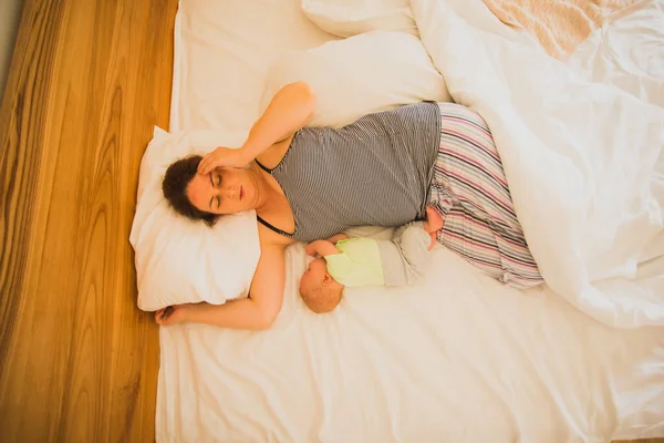Moeder Pasgeboren Baby Slapen Samen Bed — Stockfoto