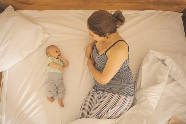 Mother Newborn Baby Sleep Bed Together — Stok fotoğraf