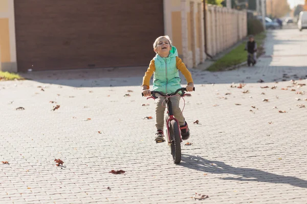Chłopiec Bycicle Spacery Ulicy Jesień — Zdjęcie stockowe