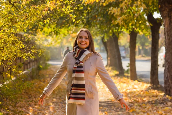 Счастливая Женщина Теплой Одежде Осеннем Парке — стоковое фото