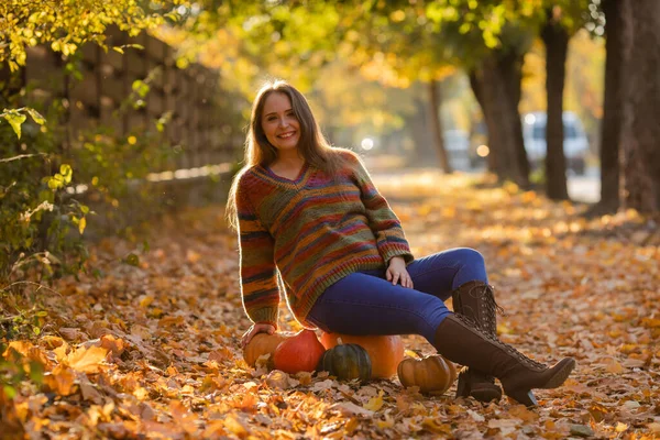 Smile Woman Sitting Pumpkin Autumanl Maple Leaves Cozy Autumn Vibes — Stock Fotó