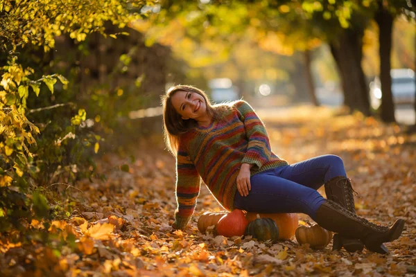 Smile Woman Sitting Pumpkin Autumanl Maple Leaves Cozy Autumn Vibes — Fotografie, imagine de stoc
