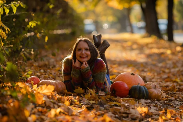 Щаслива Жінка Гарбузами Лежить Жовтому Листі Приємна Осінь Вібрує Хелловін — стокове фото