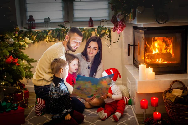 Happy Family Parents Children Sitting Fireplace Christmas Eve — Zdjęcie stockowe