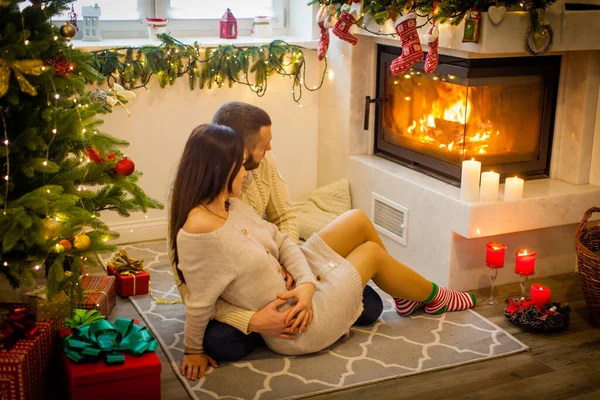 自宅で暖炉の近くのカップルを愛する冬の抱擁の終わり — ストック写真