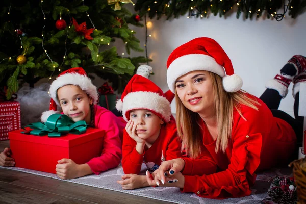 Šťastná Rodina Ležící Vánočního Stromečku Doma — Stock fotografie