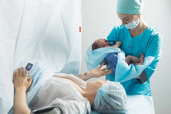 Nurse Holds Newborn Baby Close Mother Hospital Seconds Birth — Stock fotografie