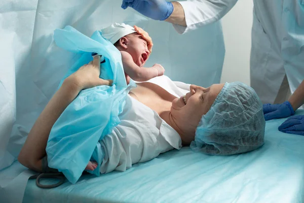 Mother Holds Newborn Baby Hospital Seconds Birth — Stock fotografie