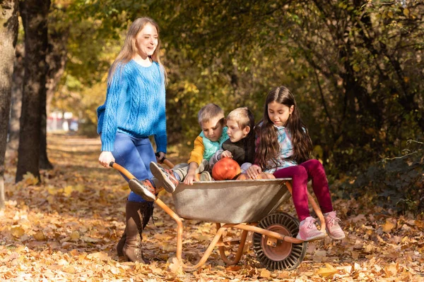 Moeder Veel Plezier Met Kinderen Gebruik Tuin Kruiwagen Met Pompoenen — Stockfoto