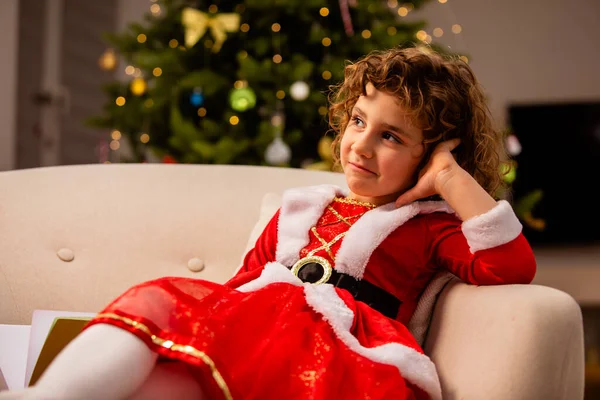 Rozkošná Dívka Vánočních Šatech Blízkosti Klasické Zdobené Vánoční Stromek Světly — Stock fotografie