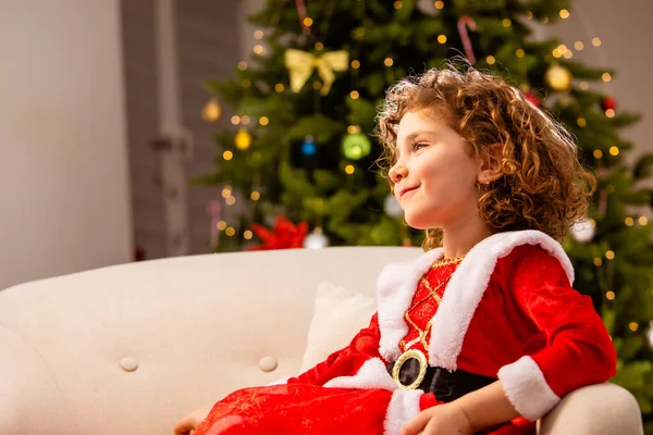 Schattig Meisje Kerstjurk Buurt Van Klassieke Versierde Kerstboom Met Verlichting — Stockfoto