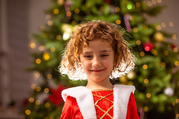Urocza Dziewczyna Sukni Świątecznej Pobliżu Klasycznej Choinki Urządzone Lampkami — Zdjęcie stockowe