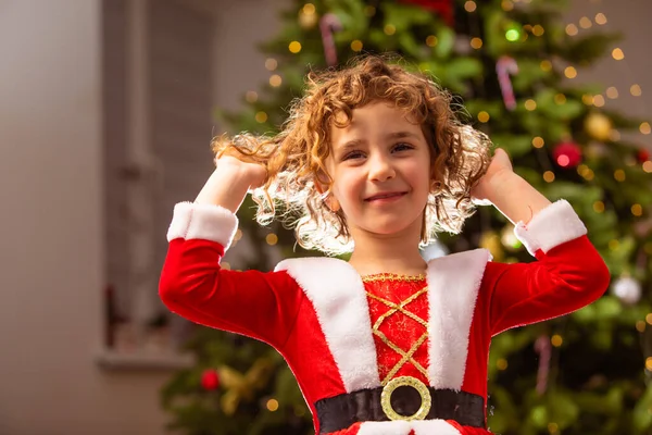 Αξιολάτρευτο Κορίτσι Χριστουγεννιάτικο Φόρεμα Κοντά Στο Κλασικό Διακοσμημένο Χριστουγεννιάτικο Δέντρο — Φωτογραφία Αρχείου