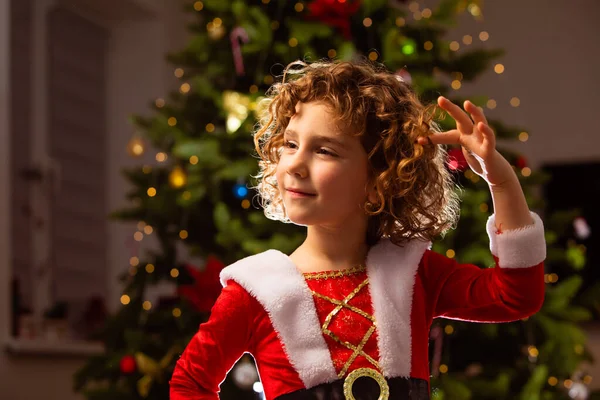 Rozkošná Dívka Vánočních Šatech Blízkosti Klasické Zdobené Vánoční Stromek Světly — Stock fotografie